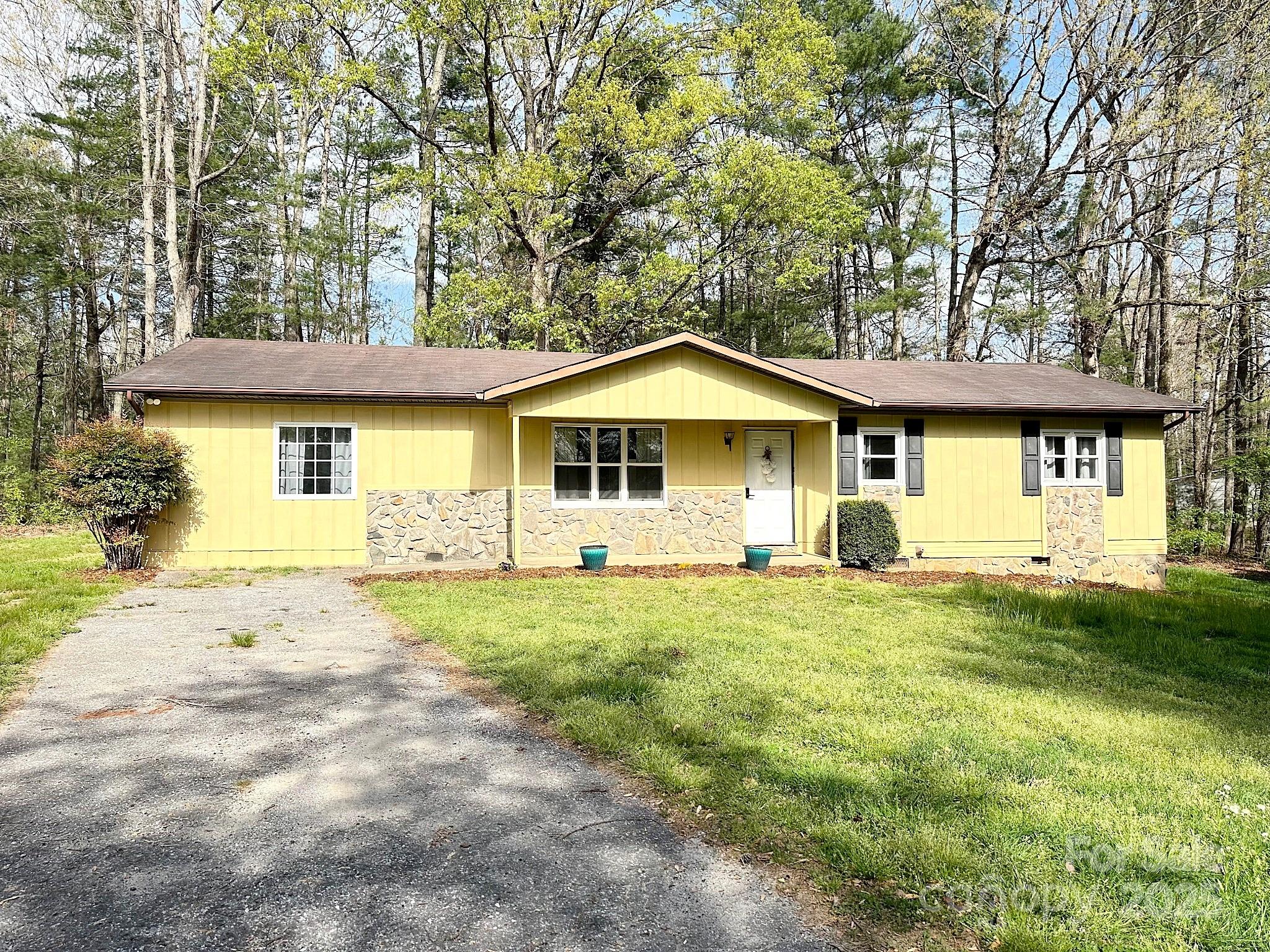 16 Stoney Nob Drive, Hendersonville, NC 28792