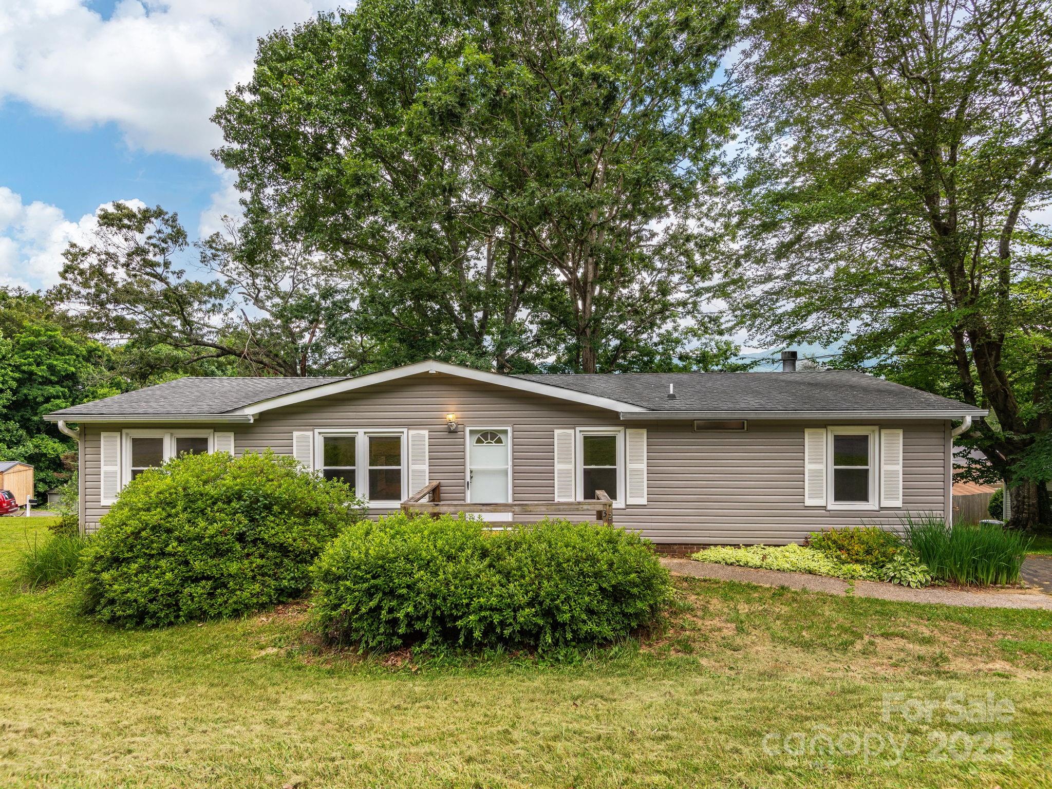 32 Lake Eden Circle, Black Mountain, NC 28711